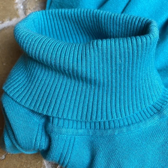 Nonveanx teal sleeveless turtleneck Great condition - Picture 7 of 10